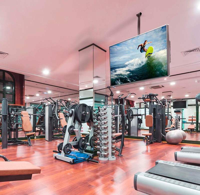 Stropní držák Edbak CM21 ve fitku